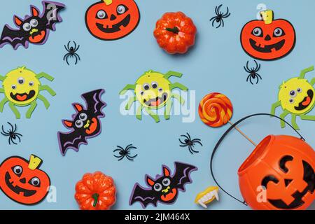 Decorazioni di Halloween su sfondo blu. Vista dall'alto Flat Lay. Foto Stock