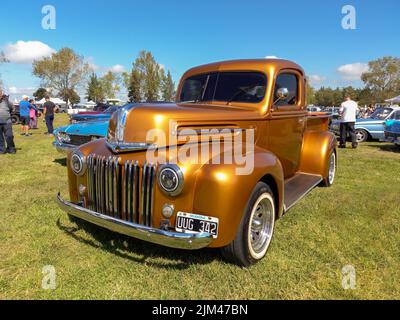 Vecchio camion Ford di servizio d'oro 1942 - 1947 in campagna. Natura alberi d'erba. Spettacolo di auto classica. CopySpace Foto Stock