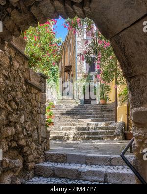 Il bellissimo borgo di San Donato Val di Comino, in provincia di Frosinone, Lazio, Italia centrale. Foto Stock