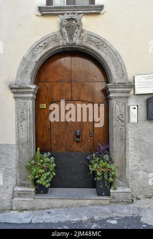 La porta d'ingresso di una vecchia casa a Laino Borgo, paese della Calabria Foto Stock