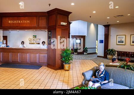 Hampton Virginia, Tidewater Area, Quality Inn & Suites hotel alloggio inn lobby reception registrazione prenotazione all'interno di uomo donna dipendenti lavoratori Foto Stock