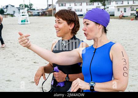 Hampton Virginia, Tidewater Area, Buckroe Beach, Tri American Triathlon annuale evento concorso, nuotatori donne concorrenti partecipanti, visitatori Foto Stock