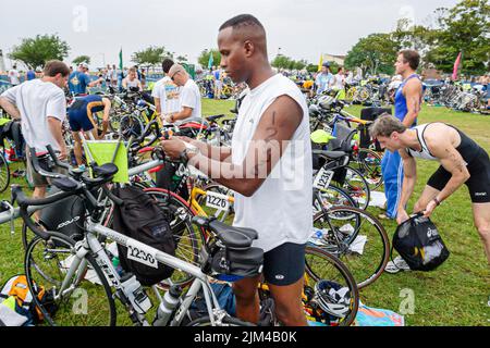 Hampton Virginia, Tidewater Area, Buckroe Beach, gara dei concorrenti di Tri American Triathlon Event, bicicletta maschile Black African man Foto Stock