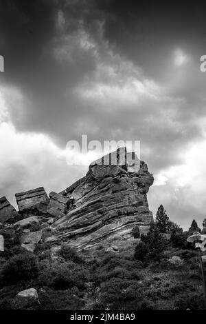 Una scala di grigi di formazioni rocciose contro cielo nuvoloso Foto Stock