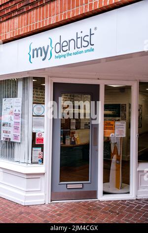 Dorking, Surrey Hills, Londra UK, giugno 30 2022, NHS Dental Practice o Dentists ingresso senza persone Foto Stock