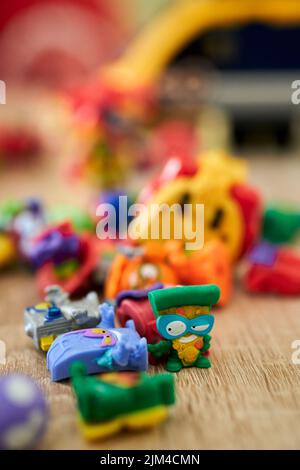 Uno scatto verticale di una collezione di figurine giocattolo del marchio Magicbox Super Things Foto Stock