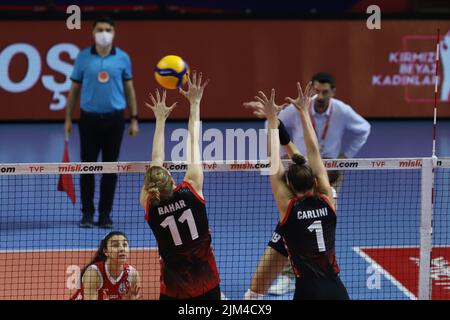 ISTANBUL, TURCHIA - 12 MARZO 2022: Bahar Toksoy Guidetti e Lauren Carlini in azione durante Turk Hava Yollari vs Sariyer Belediyespor Sultani Turchi Foto Stock