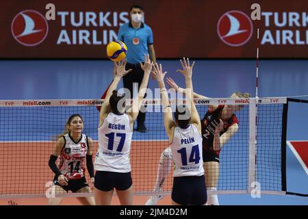 ISTANBUL, TURCHIA - 12 MARZO 2022: Begum Hepkaptan e Pelin Eroktay in azione durante Turk Hava Yollari vs Sariyer Belediyespor Turkish Sultans League Foto Stock