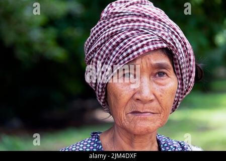 Donna Khmer che indossa il krama, sciarpa tradizionale fatta di cotone Foto Stock