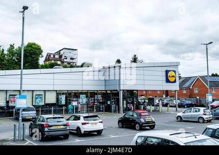 Dorking, Surrey Hills, Londra UK, Giugno 30 2022, Lidl Low Cost Food and drink Retail Supermarket Foto Stock