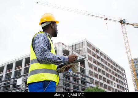 Operatore di ispezione OSHA presso il cantiere. Sicurezza degli edifici Foto Stock