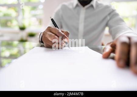 Firma del modulo di accordo. Carta per la firma manuale con penna Foto Stock