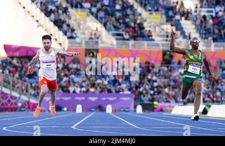 Alexander Shaw (a sinistra), lo Zachary inglese, è venuto a casa per prendere l'argento dietro il vincitore del premio Ndodomzi Jonathan Ntutu del Sudafrica durante la finale maschile T11/12 100m all'Alexander Stadium il giorno sette dei Giochi del Commonwealth 2022 a Birmingham. Data foto: Giovedì 4 agosto 2022. Foto Stock