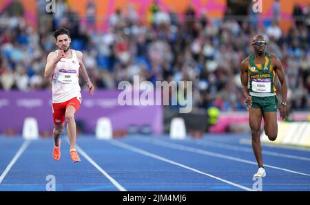 Alexander Shaw (a sinistra), lo Zachary inglese, è venuto a casa per prendere l'argento dietro il vincitore del premio Ndodomzi Jonathan Ntutu del Sudafrica durante la finale maschile T11/12 100m all'Alexander Stadium il giorno sette dei Giochi del Commonwealth 2022 a Birmingham. Data foto: Giovedì 4 agosto 2022. Foto Stock