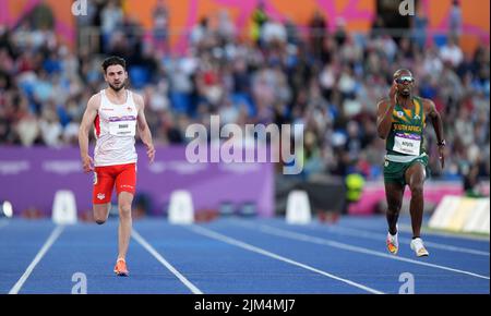 Alexander Shaw (a sinistra), lo Zachary inglese, è venuto a casa per prendere l'argento dietro il vincitore del premio Ndodomzi Jonathan Ntutu del Sudafrica durante la finale maschile T11/12 100m all'Alexander Stadium il giorno sette dei Giochi del Commonwealth 2022 a Birmingham. Data foto: Giovedì 4 agosto 2022. Foto Stock