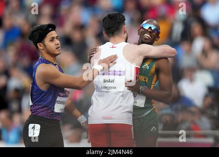 Lo Zachary Alexander Shaw (centro) d'Inghilterra celebra la conquista dell'argento con il vincitore del premio Ndodomzi Jonathan Ntutu (a destra) del Sudafrica durante la finale maschile del T11/12 100m all'Alexander Stadium il giorno sette dei Giochi del Commonwealth 2022 a Birmingham. Data foto: Giovedì 4 agosto 2022. Foto Stock