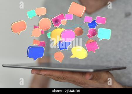 Un maschio che utilizza il suo tablet con 3D buste con rendering: Marketing tramite e-mail, concetto di social media Foto Stock