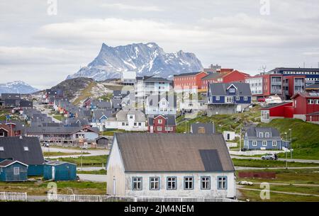 Case multicolore sullo sfondo di una montagna innevata a Nuuk, Groenlandia, il 20 luglio 2022 Foto Stock