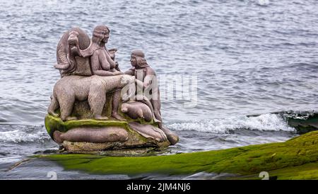 Madre della scultura del mare sulla spiaggia presso il Vecchio Porto Colonial, Nuuk, Groenlandia il 20 luglio 2022 Foto Stock