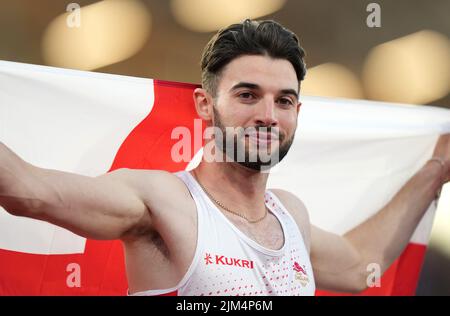 Lo Zachary Alexander Shaw dell'Inghilterra celebra la medaglia d'argento dopo la finale maschile del T11/12 100m all'Alexander Stadium il giorno sette dei Giochi del Commonwealth del 2022 a Birmingham. Data foto: Giovedì 4 agosto 2022. Foto Stock