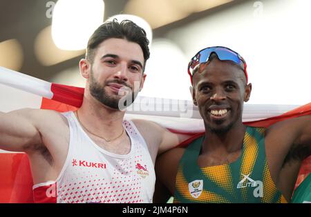 Lo Zachary Alexander Shaw (a sinistra) dell'Inghilterra celebra il suo successo con il vincitore del premio Ndodomzi Jonathan Ntutu del Sudafrica dopo la finale maschile del T11/12 100m all'Alexander Stadium il giorno sette dei Giochi del Commonwealth 2022 a Birmingham. Data foto: Giovedì 4 agosto 2022. Foto Stock