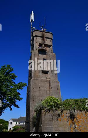 Conosciuta localmente come la torre d'acqua tedesca, fu costruita durante la seconda guerra mondiale per essere utilizzata come torre di osservazione combinata con un bunker ed era Foto Stock