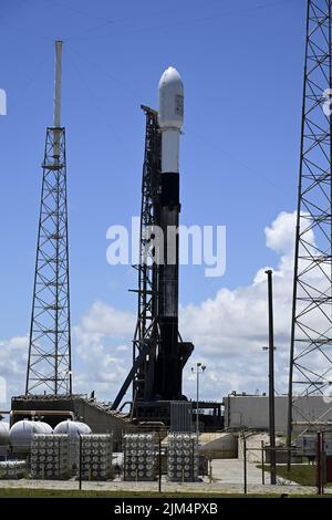 Un razzo SpaceX Falcon 9 è pronto a lanciare il Korea Pathfinder Lunar Orbiter (KPLO) dal complesso 40 alle 7:08 PM dalla Stazione spaziale di Cape Canaveral, Florida Giovedi 4 agosto 2022. La missione della Corea del Sud cercherà potenziali aree di ghiaccio acquatico sulla superficie lunare. Foto di Joe Marino/UPI Credit: UPI/Alamy Live News Foto Stock