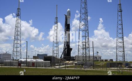 Un razzo SpaceX Falcon 9 è pronto a lanciare il Korea Pathfinder Lunar Orbiter (KPLO) dal complesso 40 alle 7:08 PM dalla Stazione spaziale di Cape Canaveral, Florida Giovedi 4 agosto 2022. La missione della Corea del Sud cercherà potenziali aree di ghiaccio acquatico sulla superficie lunare. Foto di Joe Marino/UPI Credit: UPI/Alamy Live News Foto Stock