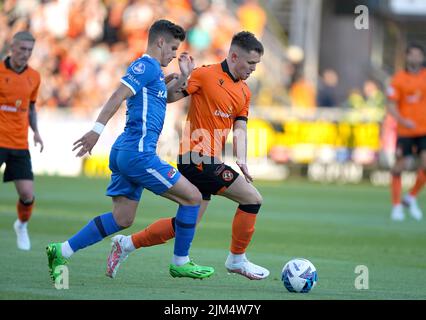 Il Glen Middleton di Dundee United (a destra) sfida i Milos Kerkez di AZ Alkmaar durante la terza fase di qualificazione della UEFA Europa Conference League, prima tappa al Tannadice Park di Dundee. Data foto: Giovedì 4 agosto 2022. Foto Stock