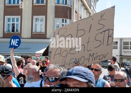 Tabor, Repubblica Ceca - Agosto 04 2022: Campagna elettorale, Andrej Babi tours città ceche in un camper furgone, protesta popolare, fischio Foto Stock