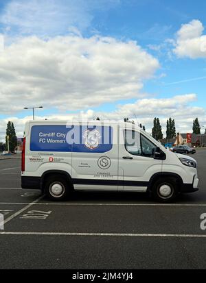 Cardiff City FC Women - furgone bianco parcheggiato fuori dallo stadio di calcio della città di Cardiff. Logo Cardiff City Bluebird.Agosto 2022 Foto Stock