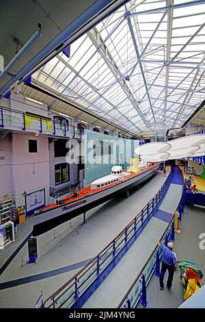 La prima nave a turbina al mondo condotta da Charles Parsons Turbinia ha lanciato il 1894 mostrato al Discovery Museum Newcastle upon Tyne nella scoperta principale Foto Stock