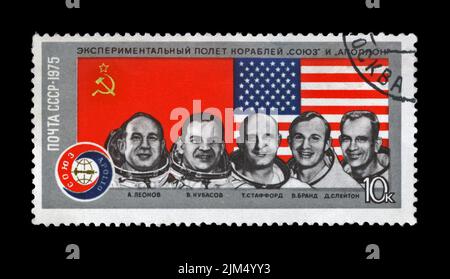 Astronauti dell'Apollo-Soyuz Test Project come volo congiunto 1st degli Stati Uniti e dell'URSS, circa 1975. Timbro stampato in URSS. Bandiera americana e URSS. Foto Stock
