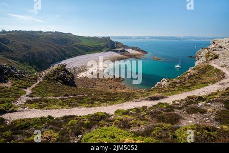 Splendida vista sulla baia di Port-Blanc vicino a Capo Erquy con la baia di Saint Brieuc sullo sfondo. Bellissimo sentiero panoramico in primo piano. Foto Stock