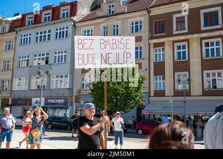 Tabor, Repubblica Ceca - Agosto 04 2022: Campagna elettorale, Andrej Babi tours città ceche in un camper furgone, protesta popolare, fischio Foto Stock