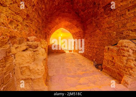 Vista al tramonto di una stanza antica nella fortezza crociata, Parco Nazionale Apollonia, Herzliya, Israele centrale Foto Stock