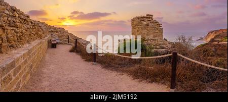 Vista panoramica al tramonto della fortezza crociata e della costa del Mar Mediterraneo, nel Parco Nazionale di Apollonia, Herzliya, Israele centrale Foto Stock