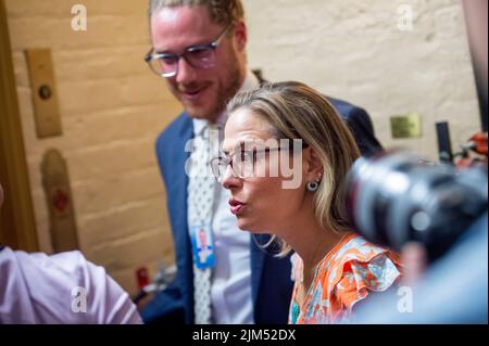 Washington, Vereinigte Staaten. 04th ago 2022. Il senatore degli Stati Uniti Kyrsten Sinema (democratico dell'Arizona) attende a bordo di un ascensore quando arriva per un voto al Campidoglio degli Stati Uniti a Washington, DC, giovedì 4 agosto 2022. Credit: Rod Lammey/CNP/dpa/Alamy Live News Foto Stock