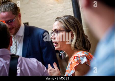 Washington, Vereinigte Staaten. 04th ago 2022. Il senatore degli Stati Uniti Kyrsten Sinema (democratico dell'Arizona) attende a bordo di un ascensore quando arriva per un voto al Campidoglio degli Stati Uniti a Washington, DC, giovedì 4 agosto 2022. Credit: Rod Lammey/CNP/dpa/Alamy Live News Foto Stock