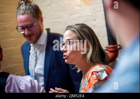 Washington, Vereinigte Staaten. 04th ago 2022. Il senatore degli Stati Uniti Kyrsten Sinema (democratico dell'Arizona) attende a bordo di un ascensore quando arriva per un voto al Campidoglio degli Stati Uniti a Washington, DC, giovedì 4 agosto 2022. Credit: Rod Lammey/CNP/dpa/Alamy Live News Foto Stock