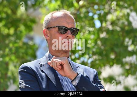 Friedrich MERZ con occhiali da sole, immagine singola, singolo motivo ritagliato, ritratto, ritratto, verticale. Il primo Ministro Dr. Markus Soeder visita la centrale nucleare di Isar 2 il 4th agosto 2022 insieme al presidente del gruppo parlamentare CDU/CSU, Friedrich Merz. Torre di raffreddamento. Sinistra: Ministro dell'economia Hubert Aiwanger e destra: Ministro dell'ambiente Thorsten Glauber ? Foto Stock