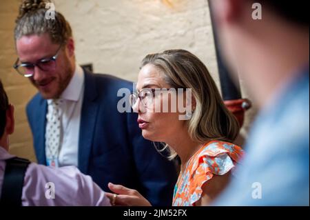 Washington, Vereinigte Staaten. 04th ago 2022. Il senatore degli Stati Uniti Kyrsten Sinema (democratico dell'Arizona) attende a bordo di un ascensore quando arriva per un voto al Campidoglio degli Stati Uniti a Washington, DC, giovedì 4 agosto 2022. Credit: Rod Lammey/CNP/dpa/Alamy Live News Foto Stock