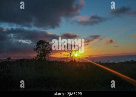 Luci e nuvole colorate al tramonto viste da un luogo vicino al mare Cantabrico Foto Stock