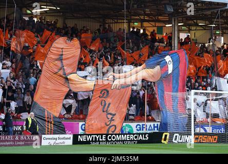 I tifosi di Dundee United dimostrano il loro sostegno durante il terzo turno di qualificazione della UEFA Europa Conference League, prima partita al Tannadice Park di Dundee. Data foto: Giovedì 4 agosto 2022. Foto Stock