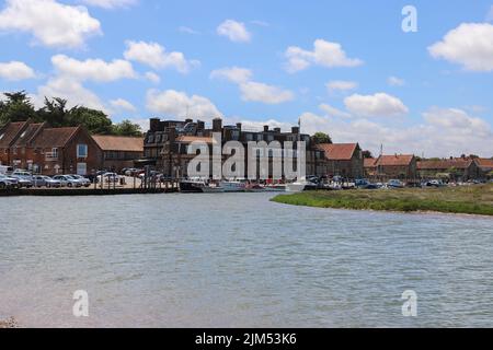 Una vista sul lungomare di edifici a Blakeney nel Norfolk del Nord e il fiume Glaven Foto Stock