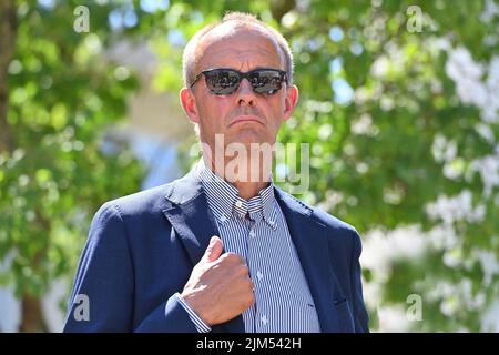 Friedrich MERZ con occhiali da sole, immagine singola, singolo motivo ritagliato, ritratto, ritratto, verticale. Il primo Ministro Dr. Markus Soeder visita la centrale nucleare di Isar 2 il 4th agosto 2022 insieme al presidente del gruppo parlamentare CDU/CSU, Friedrich Merz. Torre di raffreddamento. Sinistra: Ministro dell'economia Hubert Aiwanger e destra: Ministro dell'ambiente Thorsten Glauber ? Foto Stock