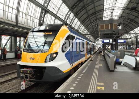 Treno Sprinter New Generation o SNG Civity costruito DA CAF alla stazione ferroviaria centrale di Amsterdam, Paesi Bassi. Foto Stock