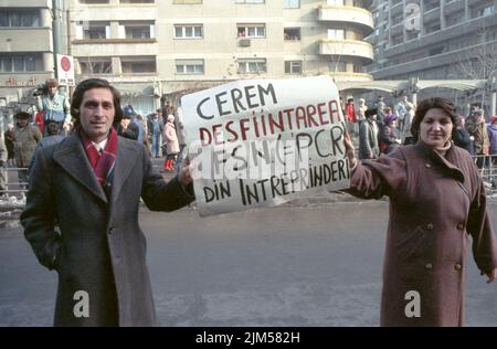Bucarest, Romania, gennaio 1990. Rally in Piazza dell'Università dopo la Rivoluzione rumena del 1989. La gente si riunirebbe ogni giorno per protestare contro i funzionari ex comunisti che hanno preso il potere dopo la Rivoluzione. Foto Stock