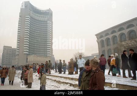 Bucarest, Romania, gennaio 1990. Rally in Piazza dell'Università dopo la Rivoluzione rumena del 1989. La gente si riunirebbe ogni giorno per protestare contro i funzionari ex comunisti che hanno preso il potere dopo la Rivoluzione. Foto Stock