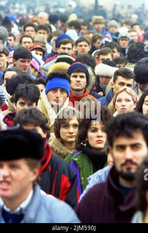 Bucarest, Romania, gennaio 1990. Rally in Piazza dell'Università dopo la Rivoluzione rumena del 1989. La gente si riunirebbe ogni giorno per protestare contro i funzionari ex comunisti che hanno preso il potere dopo la Rivoluzione. Foto Stock